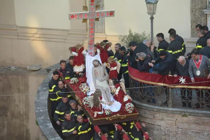 La Naca, storia della processione che unisce Catanzaro: le confraternite e l’origine del “morzeddhu” di baccalà