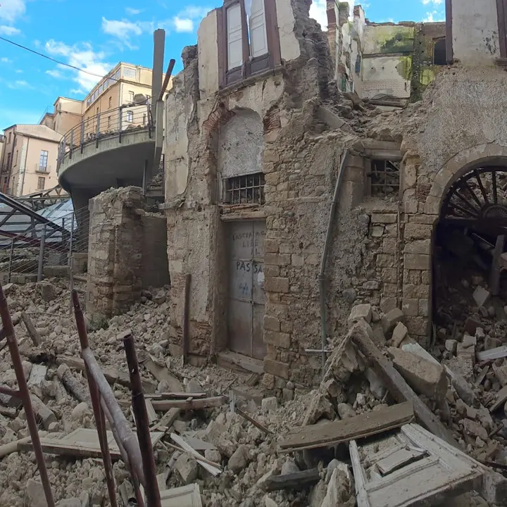 «Crolli, abbandono e fondi spariti: il centro storico di Cosenza rischia di scomparire»\n