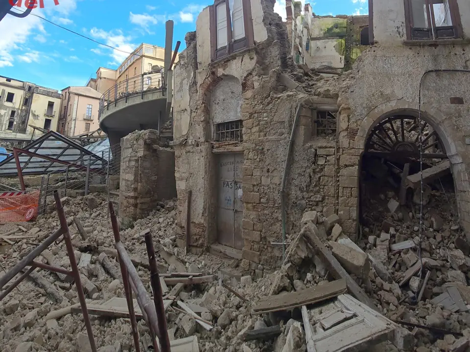 «Crolli, abbandono e fondi spariti: il centro storico di Cosenza rischia di scomparire»