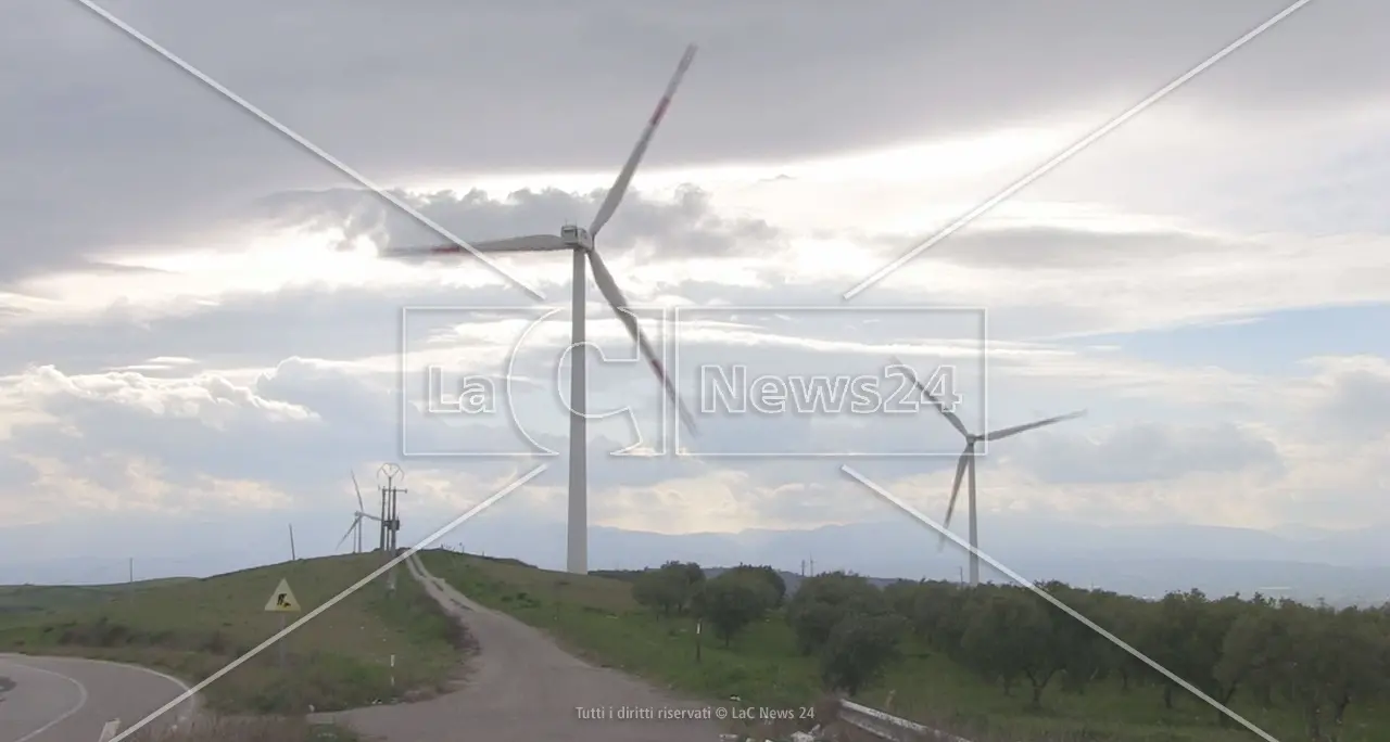 Sparisce l’Agenzia per l’energia,\u00A0Occhiuto si rimangia la norma che aveva sponsorizzato: l’idea geniale ora è un carrozzone\n