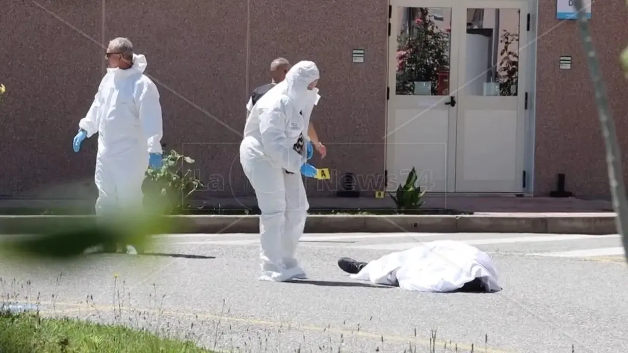 <p>Reggio, uccise uno dei ladri entrati nel suo appartamento: <span style=\"color:hsl(0, 75%, 60%);\">oltre 15 anni di carcere </span>al macellaio Francesco Putortì</p>