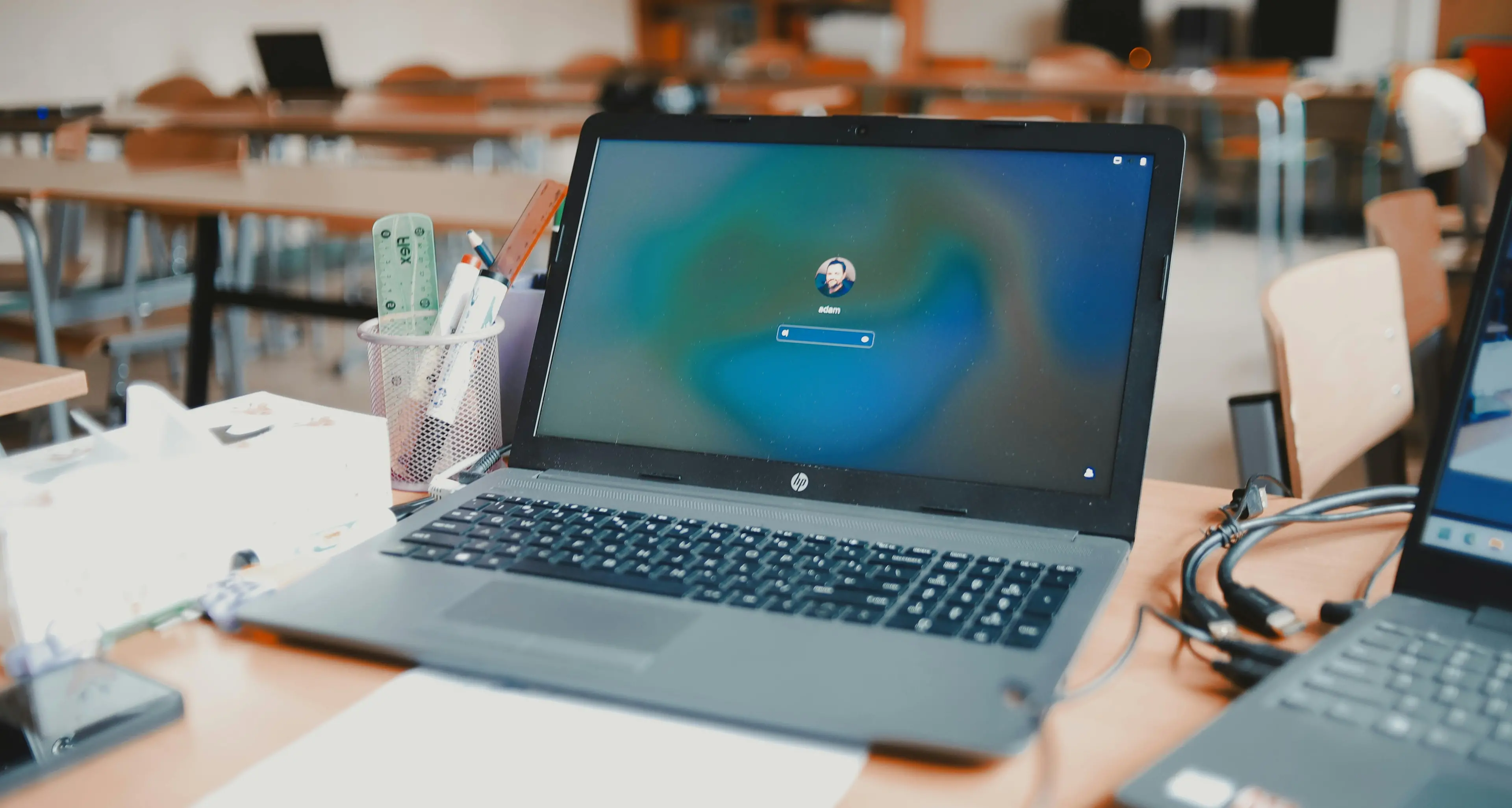 Digitale a scuola, il 90% vieta i cellulari e cresce l’uso dell’intelligenza artificiale: investiti 3,3 miliardi\n