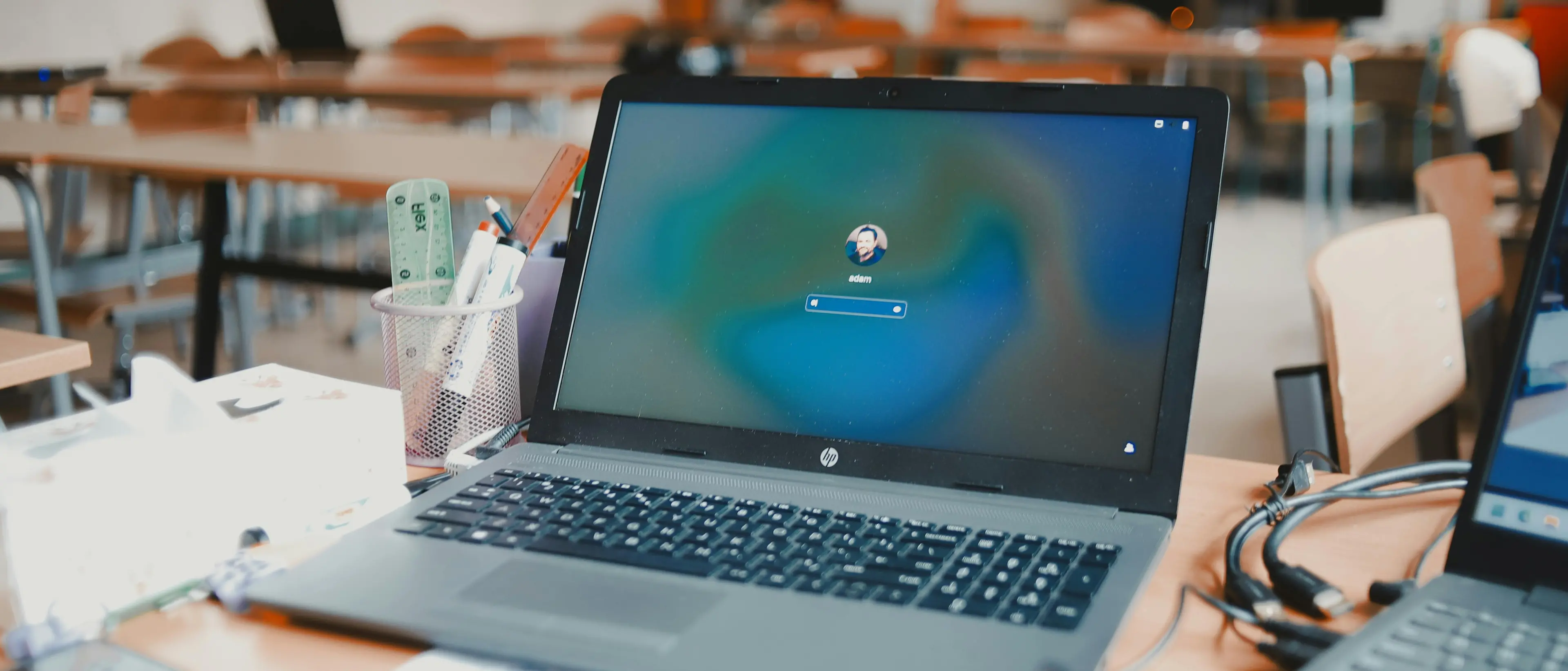 Digitale a scuola, il 90% vieta i cellulari e cresce l’uso dell’intelligenza artificiale: investiti 3,3 miliardi\n