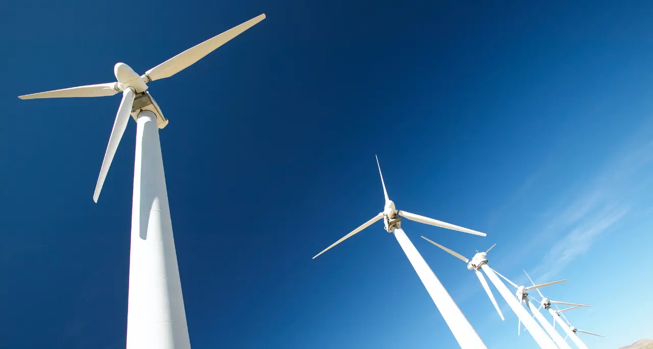 Sparisce l’Agenzia per l’energia,\u00A0Occhiuto si rimangia la norma che aveva sponsorizzato: l’idea geniale ora è un carrozzone\n