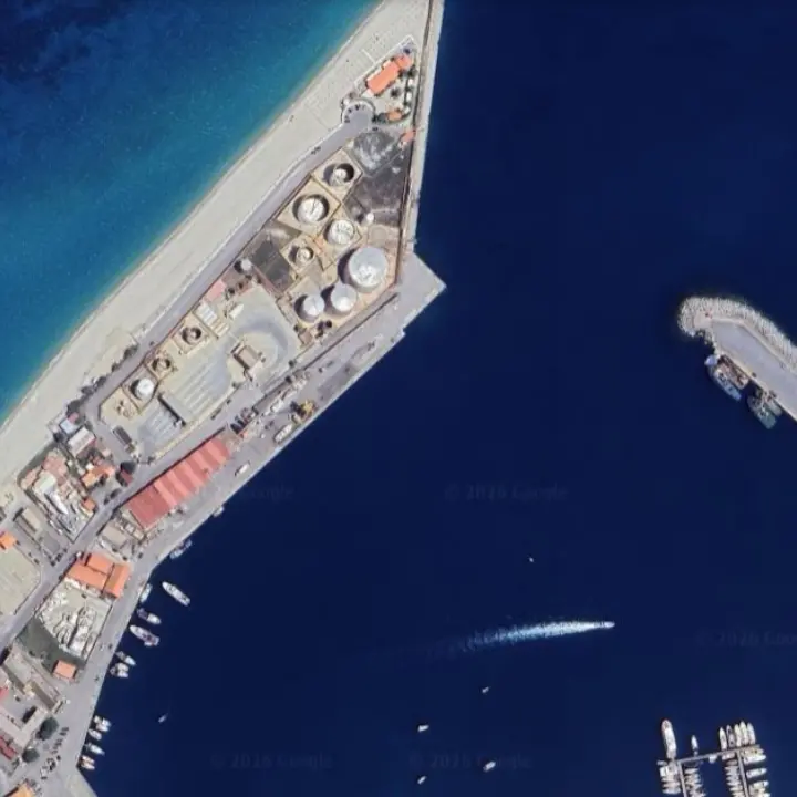 <p>Depositi costieri, nuovo scontro tra sindaco di Vibo e Meridionale Petroli: «Nulla di concreto per una delocalizzazione che costa 100 milioni»</p>