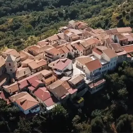 Motta Filocastro: fede, famiglia e\n\nritorni. Tradizioni pasquali nel\n\nborgo calabrese\n