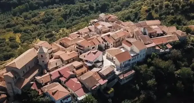 Motta Filocastro: fede, famiglia e\n\nritorni. Tradizioni pasquali nel\n\nborgo calabrese\n