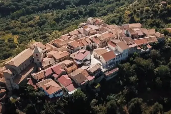 Motta Filocastro: fede, famiglia e\n\nritorni. Tradizioni pasquali nel\n\nborgo calabrese\n