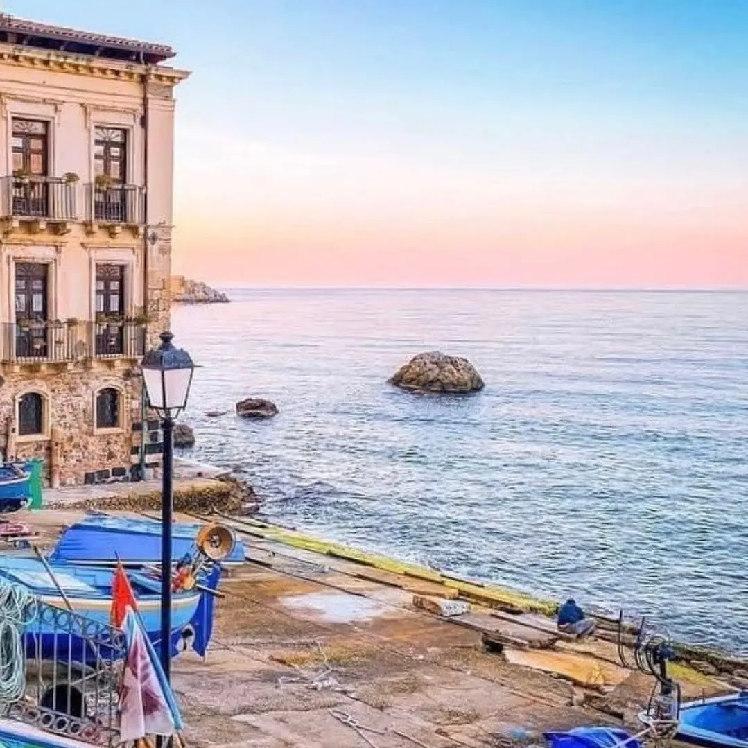 Sussurri rosa tra le barche di Chianalea\n