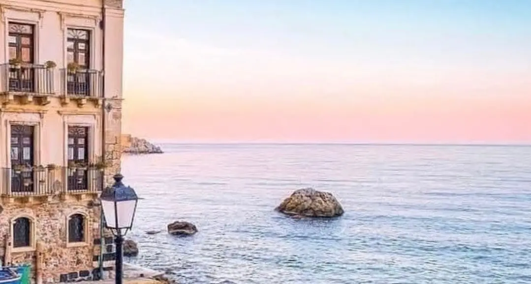 Sussurri rosa tra le barche di Chianalea\n