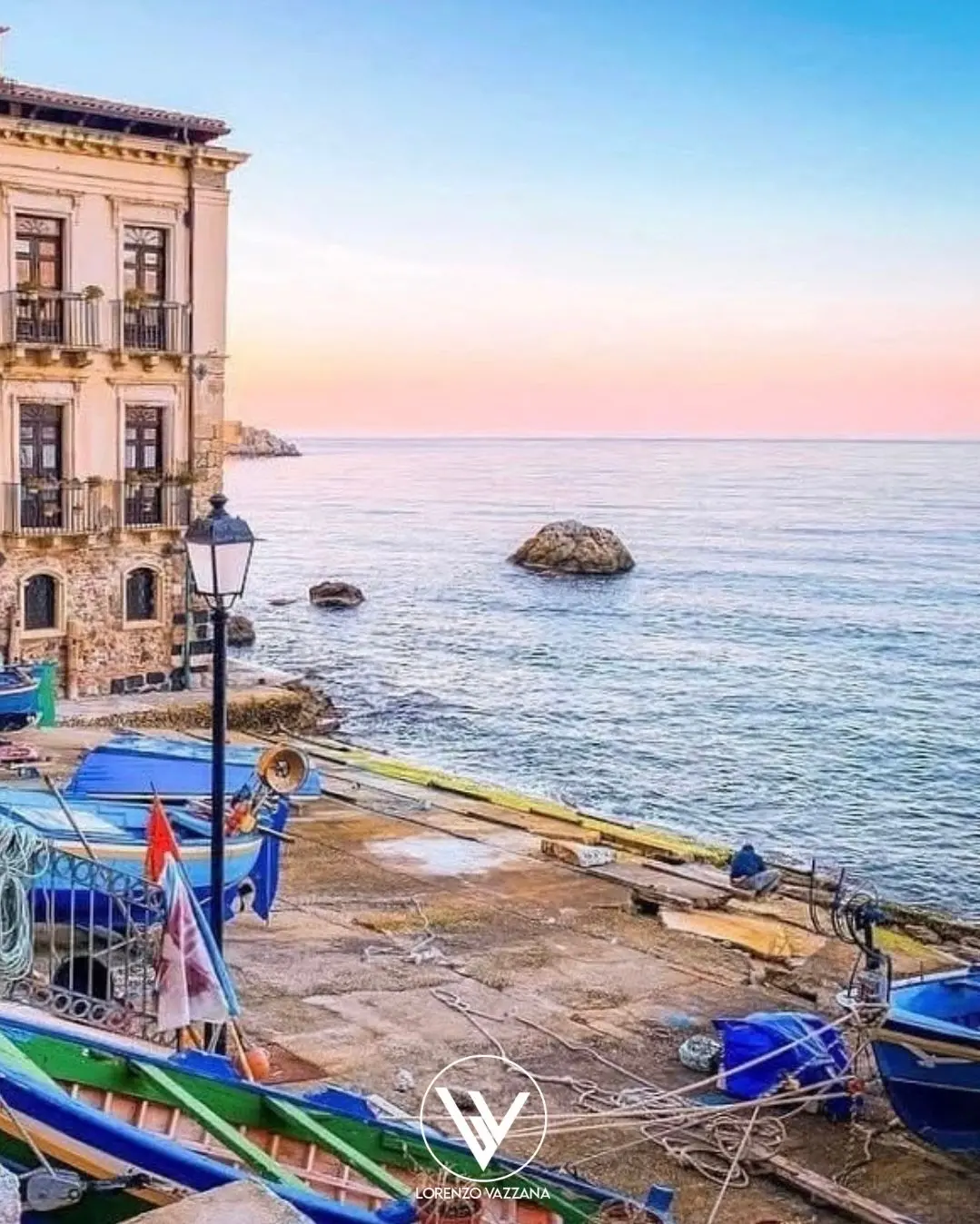 Sussurri rosa tra le barche di Chianalea\n