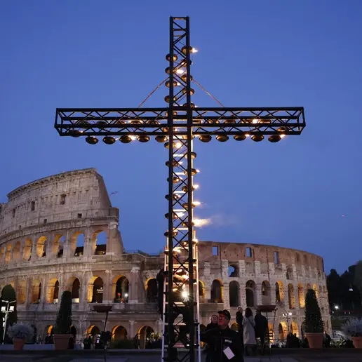 Pasqua, l’appello di Papa Leone alla Via Crucis: «Basta conflitti, ne risponderete a Dio»\n