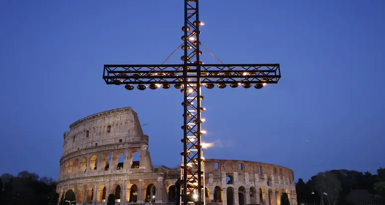 Pasqua, l’appello di Papa Leone alla Via Crucis: «Basta conflitti, ne risponderete a Dio»\n