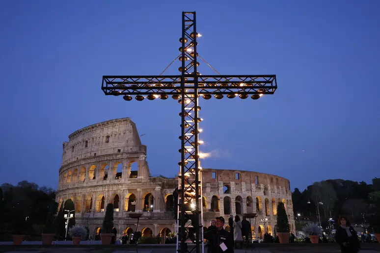 Pasqua, l’appello di Papa Leone alla Via Crucis: «Basta conflitti, ne risponderete a Dio»\n