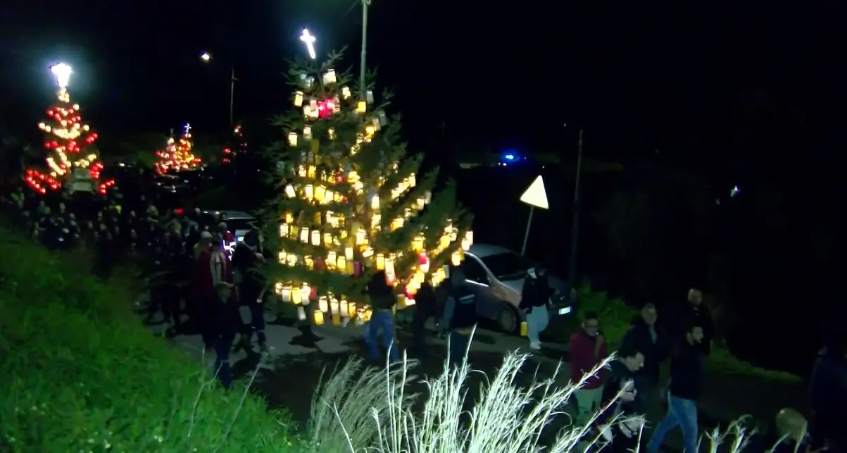 <p>Venerdì santo a Davoli: la Naca riaccende il centro storico e richiama fedeli da tutta la Calabria</p>