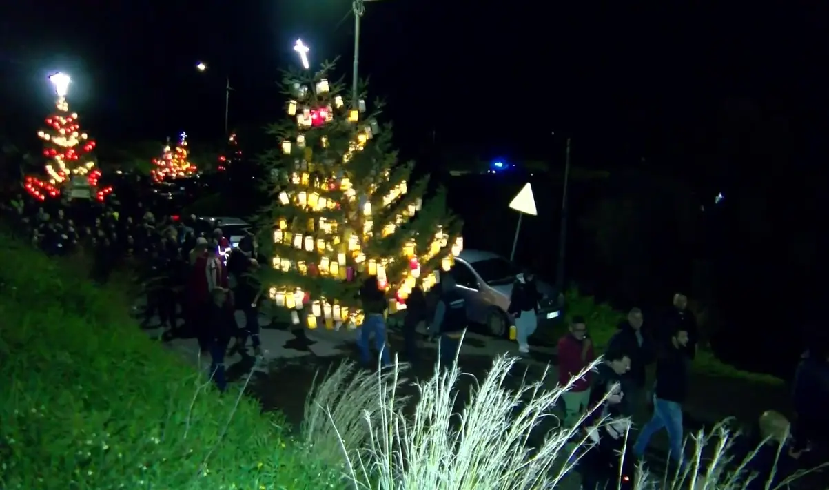 Una tradizione che si rinnova: la Naca del venerdì santo riaccende il centro storico di Davoli\n