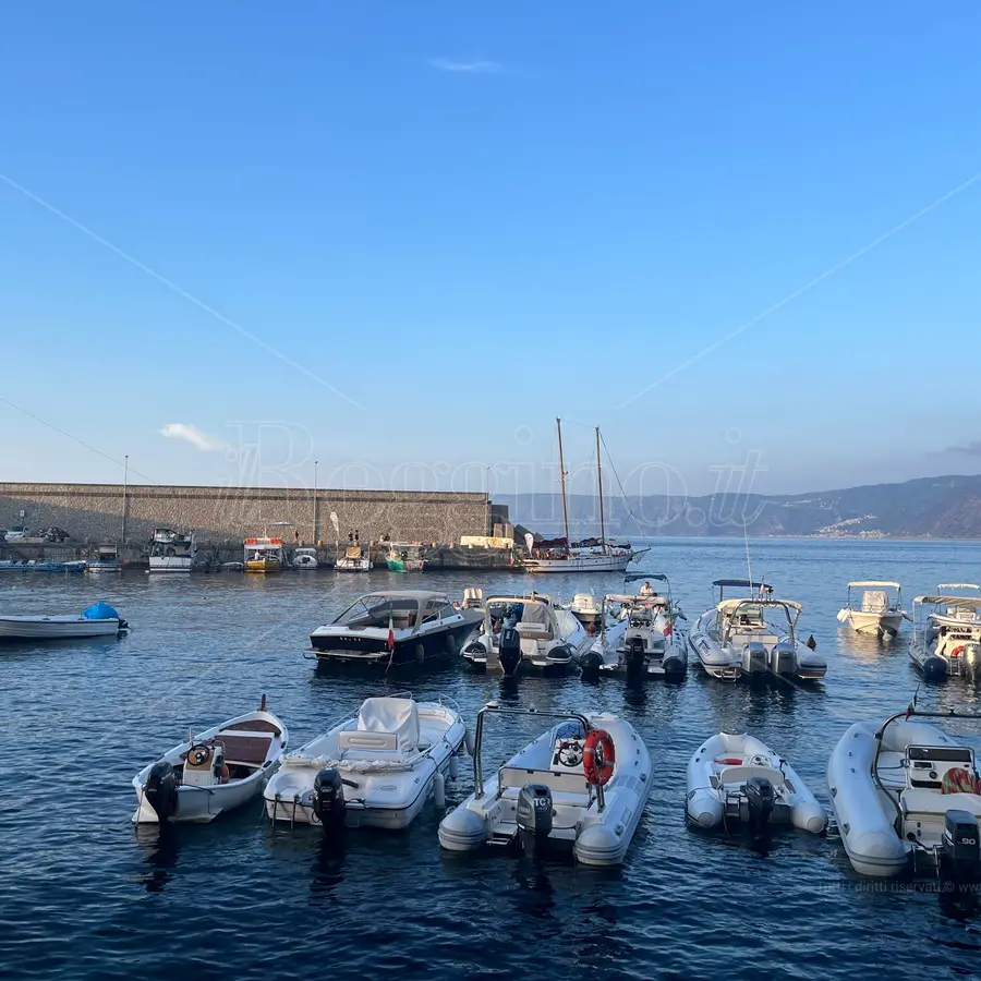 Scilla, rinvenuto cadavere nel porto: indagini in corso\n