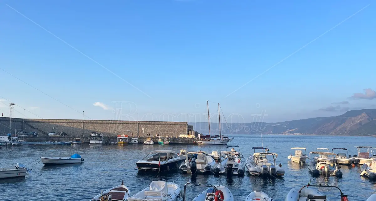 Scilla, rinvenuto cadavere nel porto: indagini in corso\n