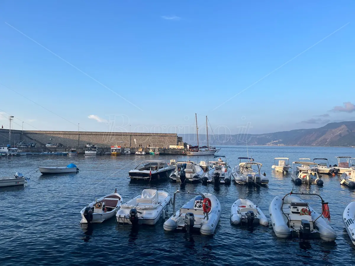 Scilla, rinvenuto cadavere nel porto: indagini in corso\n