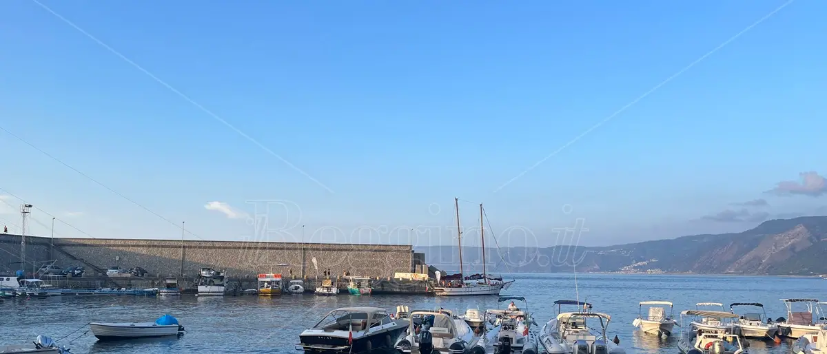 Scilla, rinvenuto cadavere nel porto: indagini in corso\n