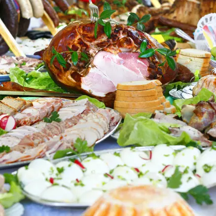 <p>«Due chili in due gioni», le insidie delle mangiate di Pasqua: i consigli del nutrizionista</p>