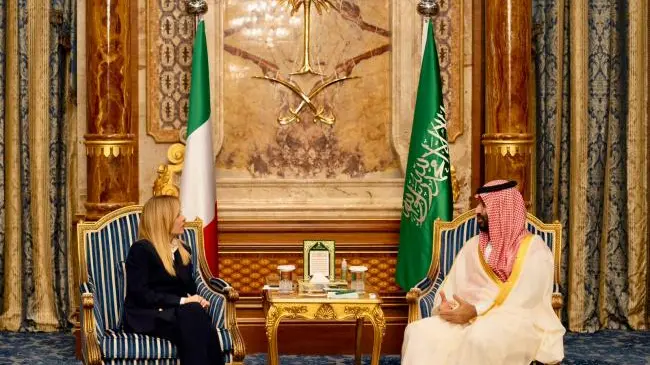 <p>La premier Giorgia Meloni a colloquio con il&nbsp;principe ereditario e primo ministro saudita Mohammed bin Salman (foto: ufficio stampa Palazzo Chigi)</p>\\n