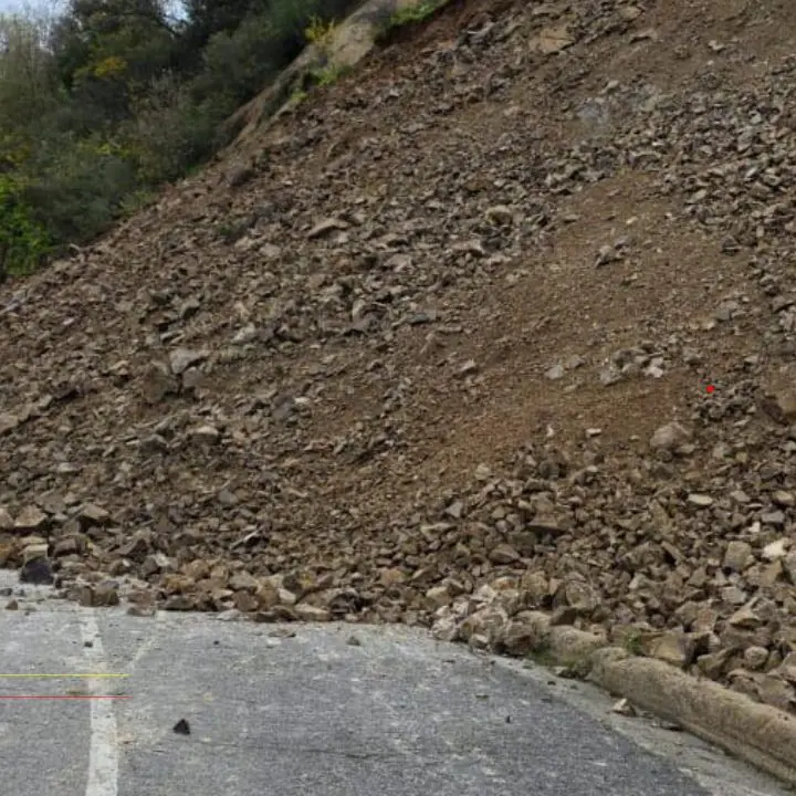 Bocchigliero, frana sulla strada provinciale 251: traffico interrotto e percorsi alternativi\n