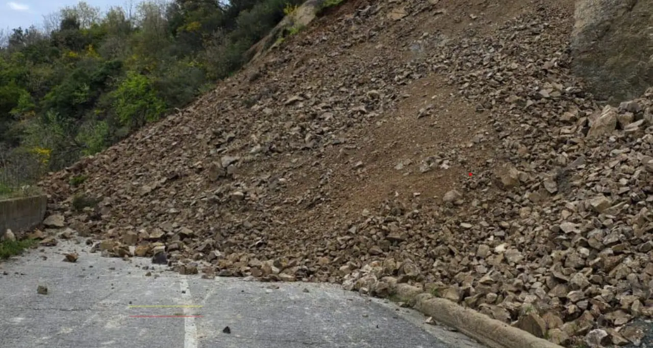 Bocchigliero, frana sulla strada provinciale 251: traffico interrotto e percorsi alternativi\n