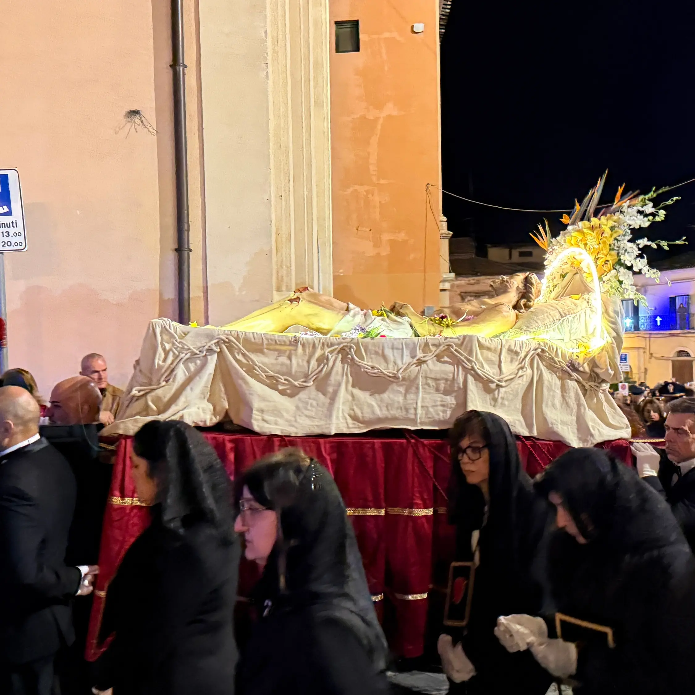 Corigliano Rossano, folla di fedeli per la processione del Cristo Morto\n