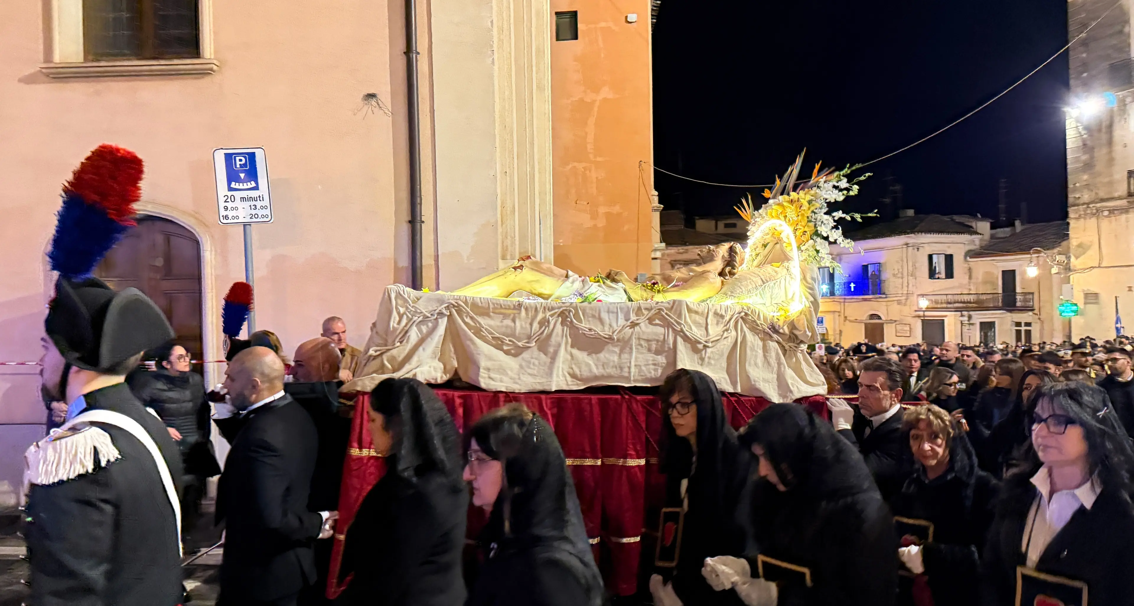 Corigliano Rossano, folla di fedeli per la processione del Cristo Morto\n