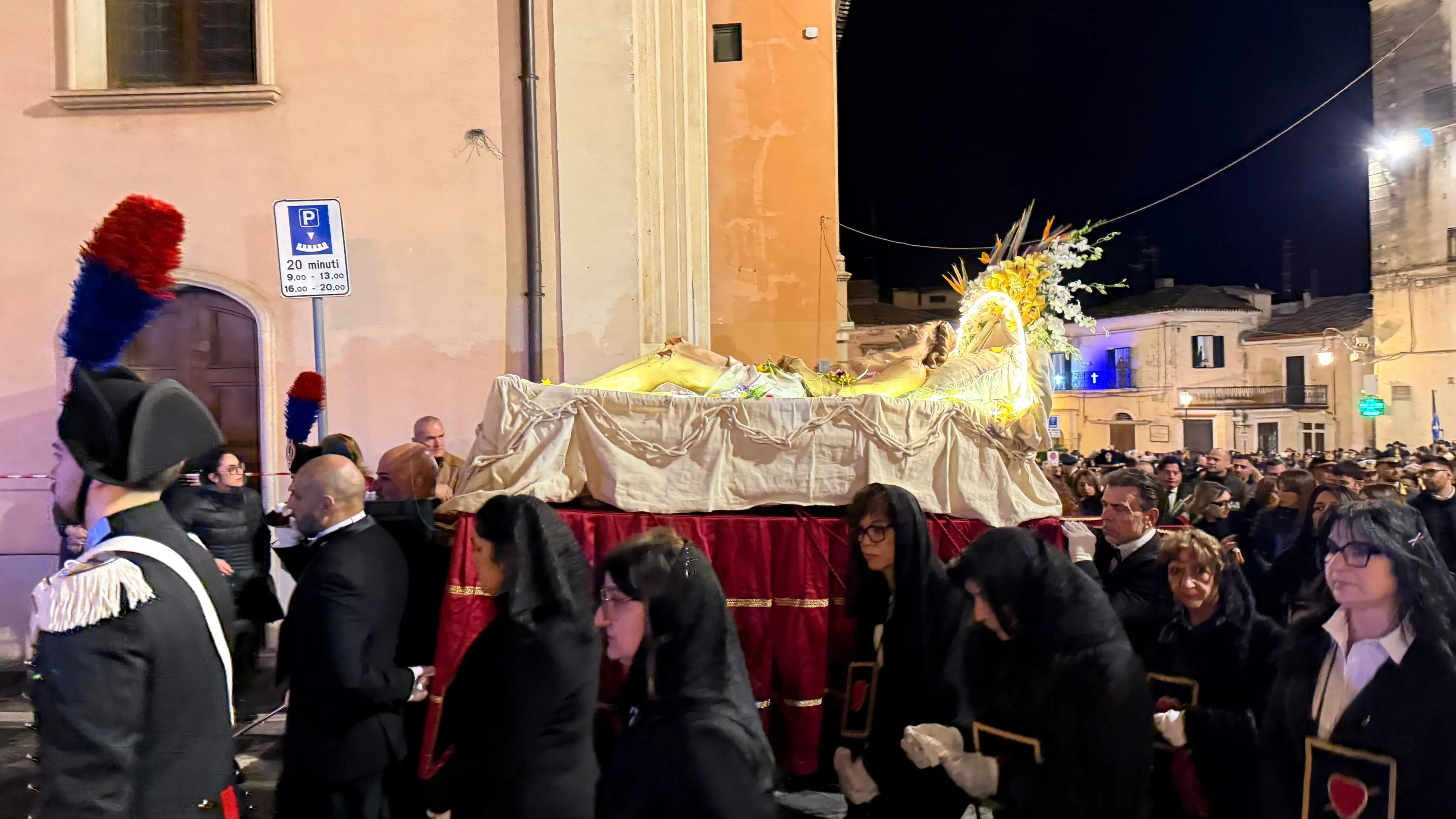 Corigliano Rossano, folla di fedeli per la processione del Cristo Morto\n