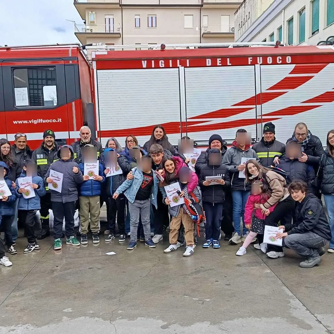 Vibo, i vigili del fuoco aprono le porte ai ragazzi dell’associazione Vivere a colori: visita della sede all’insegna dell’inclusione\n