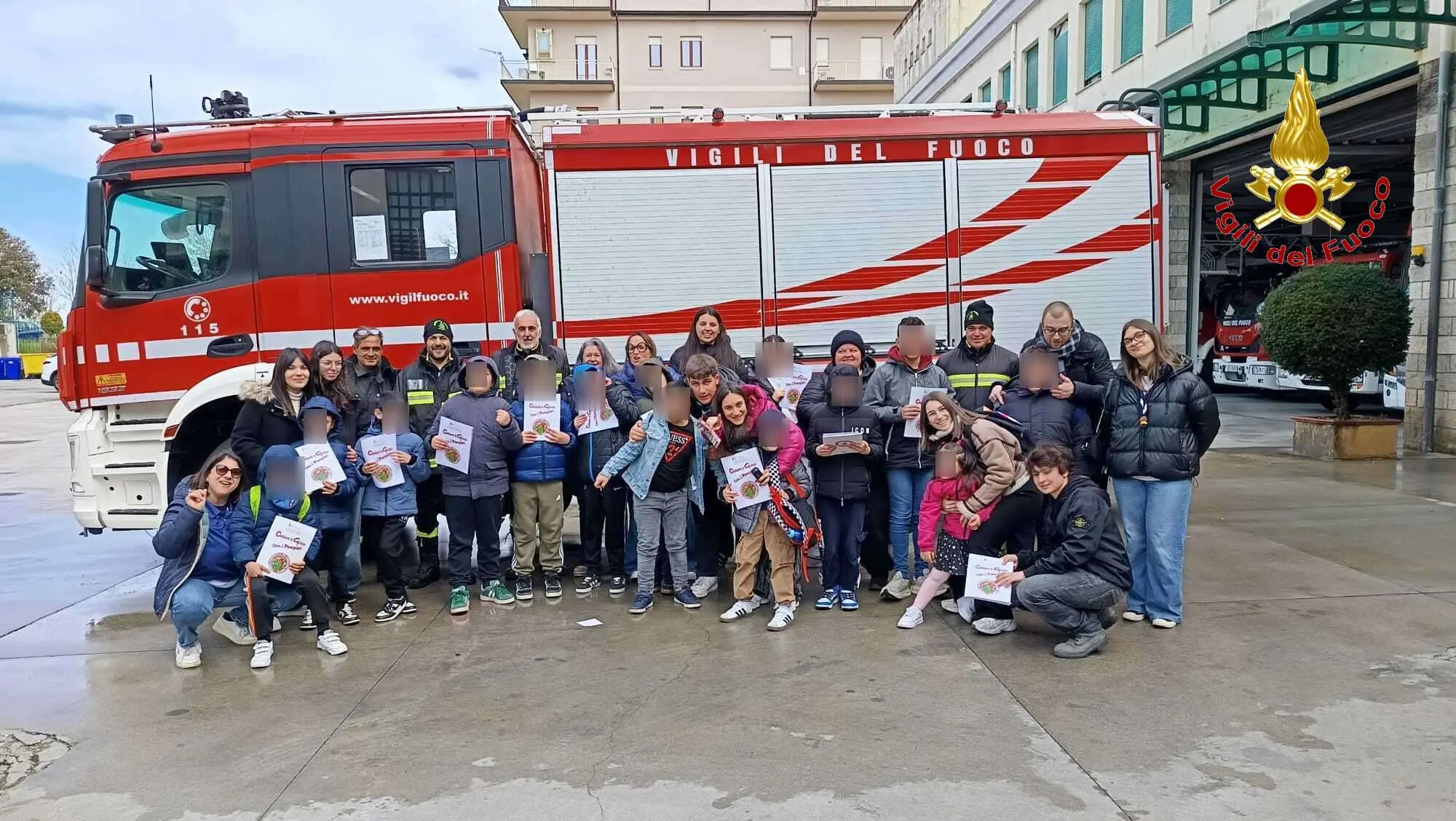 Vibo, i vigili del fuoco aprono le porte ai ragazzi dell’associazione Vivere a colori: visita della sede all’insegna dell’inclusione\n
