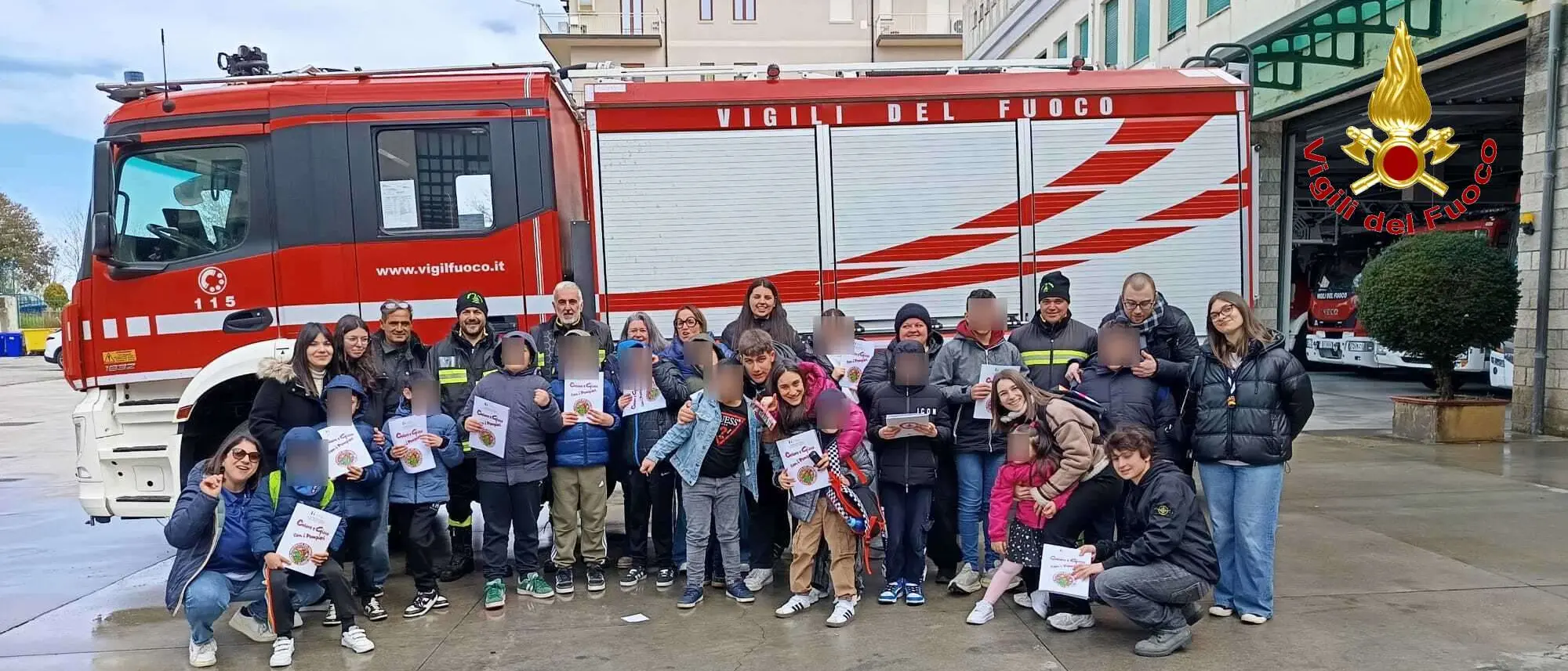 Vibo, i vigili del fuoco aprono le porte ai ragazzi dell’associazione Vivere a colori: visita della sede all’insegna dell’inclusione\n