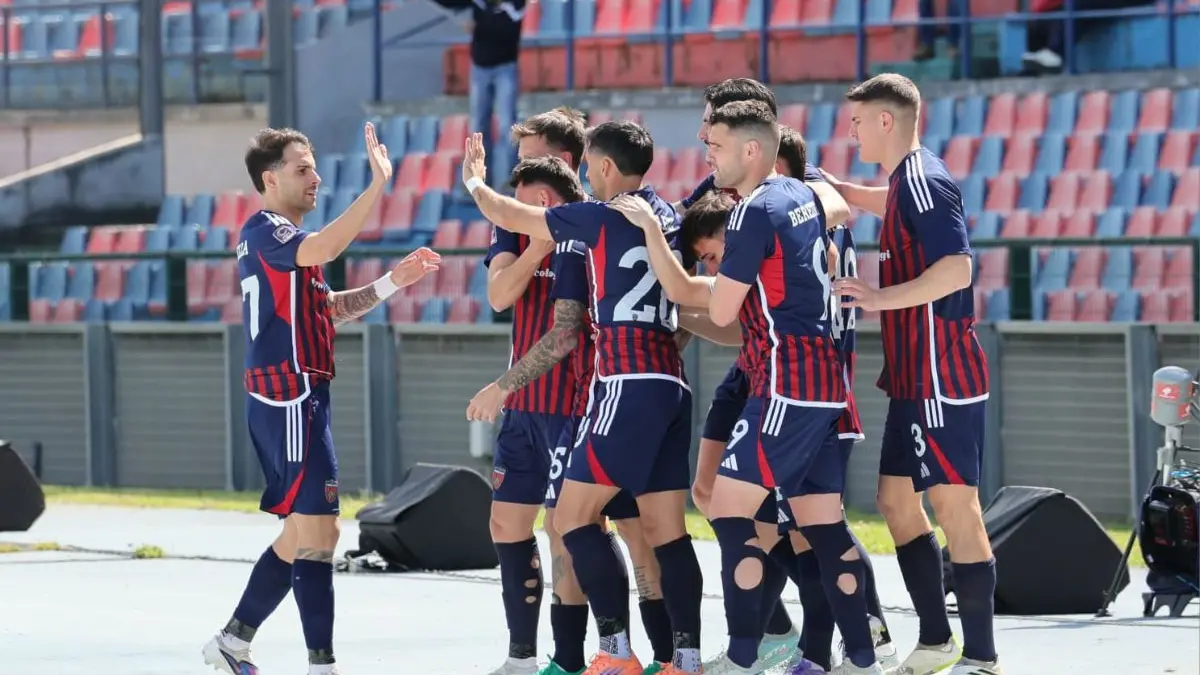 Esultanza del Cosenza al gol di Ciotti (foto IPA)