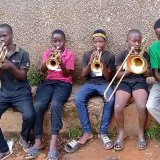 Due musicisti siciliani acquistano strumenti per una scuola in Uganda che accoglie ragazzi dalla strada\n