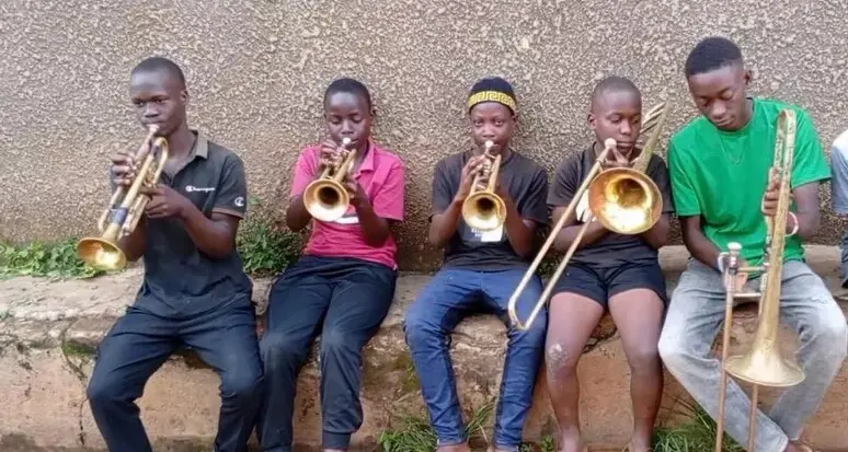 Due musicisti siciliani acquistano strumenti per una scuola in Uganda che accoglie ragazzi dalla strada\n