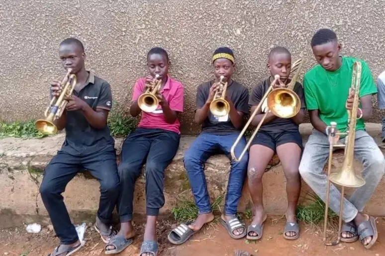 Due musicisti siciliani acquistano strumenti per una scuola in Uganda che accoglie ragazzi dalla strada\n