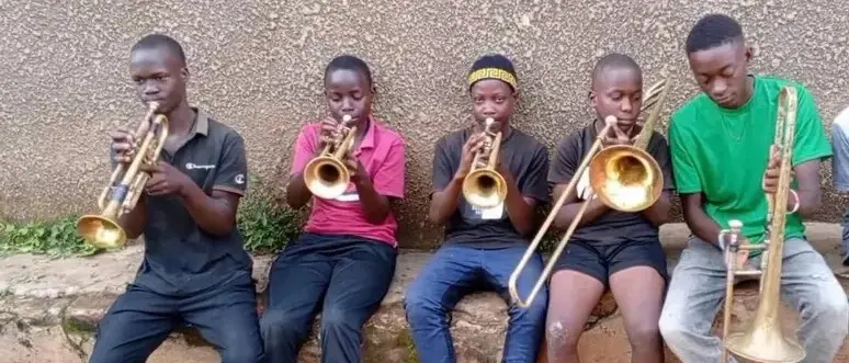 Due musicisti siciliani acquistano strumenti per una scuola in Uganda che accoglie ragazzi dalla strada\n