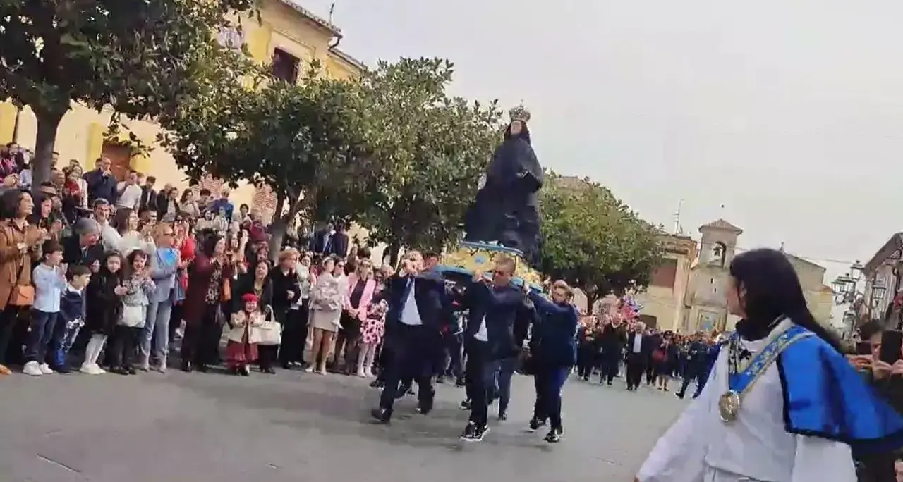 L’inchino spezzato: quando con l’Affruntata la piazza in Calabria si riprende la Pasqua\n