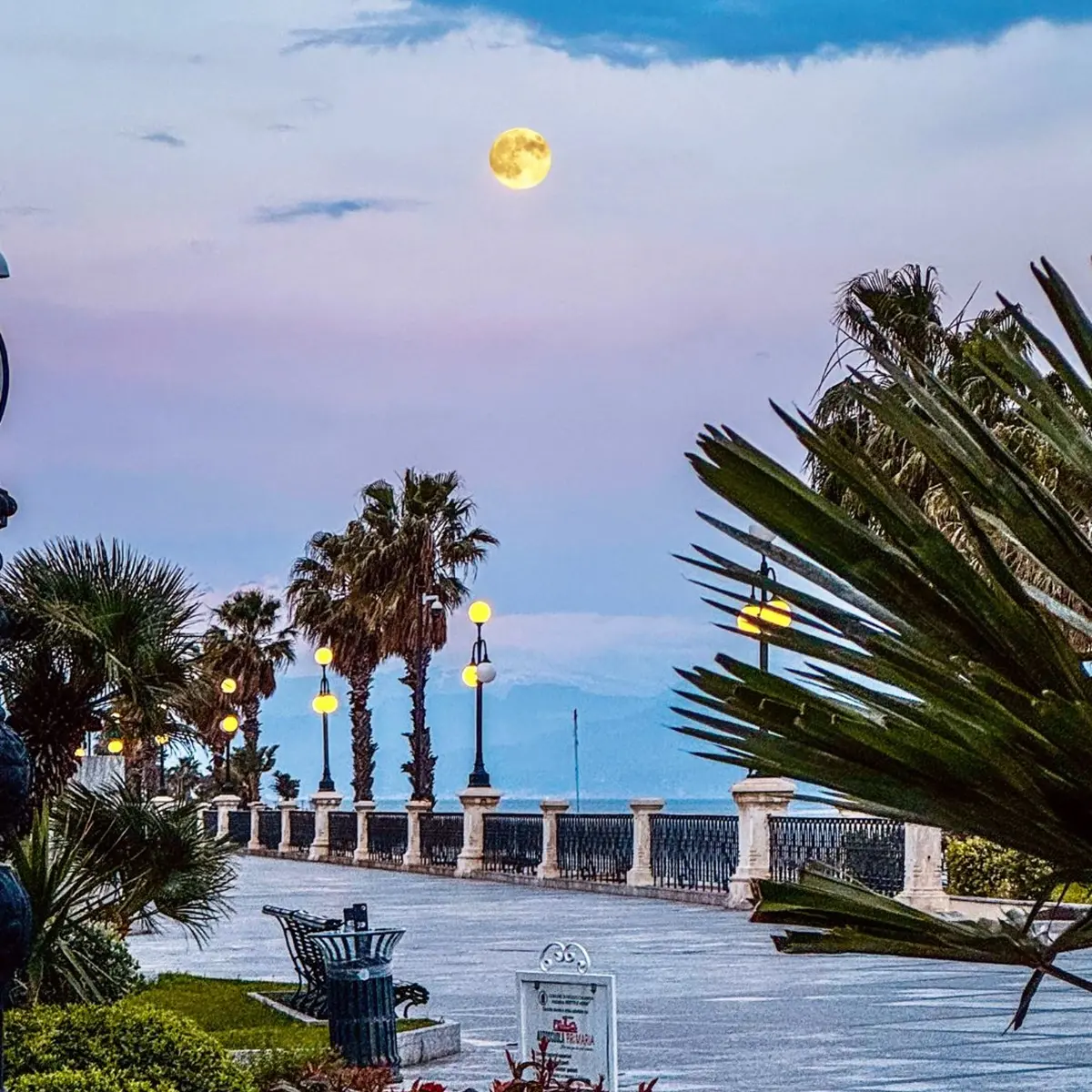 L’alba che accarezza la luna\n