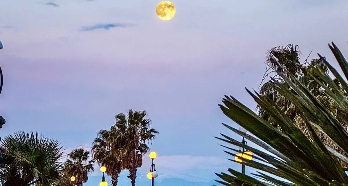 L’alba che accarezza la luna\n