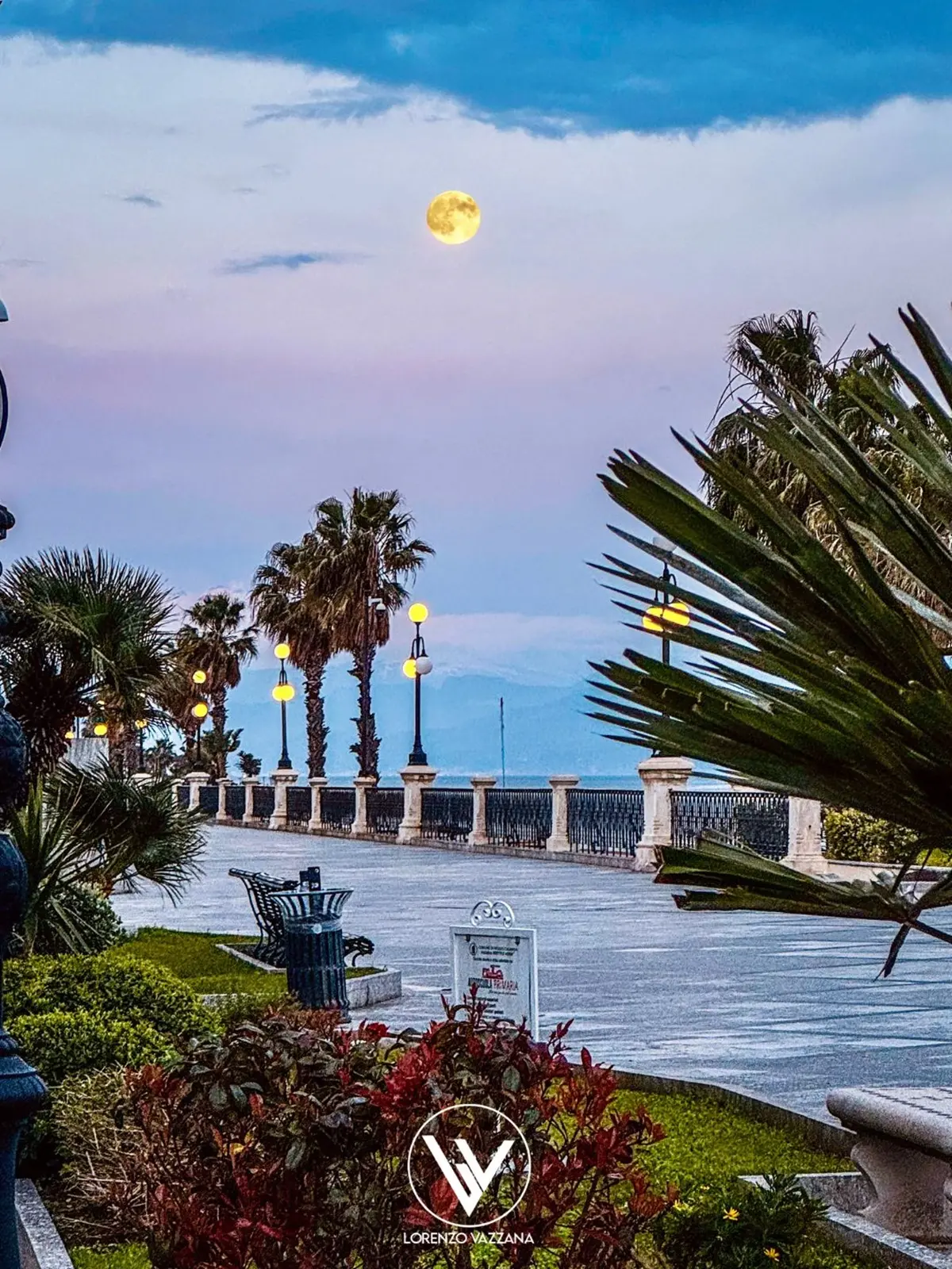 L’alba che accarezza la luna\n