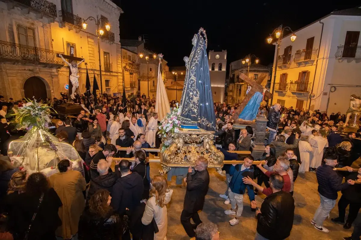 A Caulonia si rinnova il fascino del Caracolo tra fede e tradizione\n