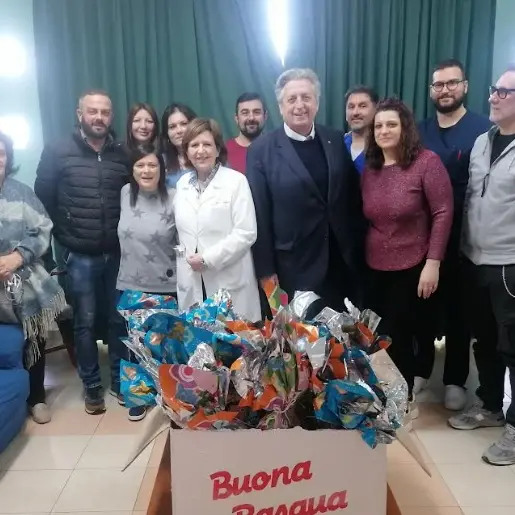 Uova di cioccolato per i pazienti dell’Hospice Via delle stelle di Reggio: il dolce gesto dell’azienda dolciaria di Soriano\n