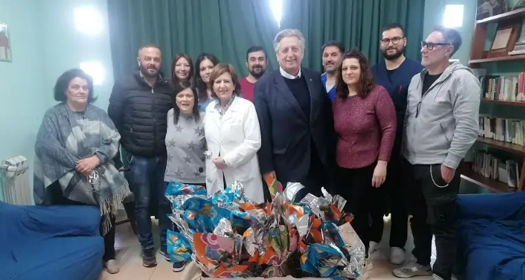 Uova di cioccolato per i pazienti dell’Hospice Via delle stelle di Reggio: il dolce gesto dell’azienda dolciaria di Soriano\n