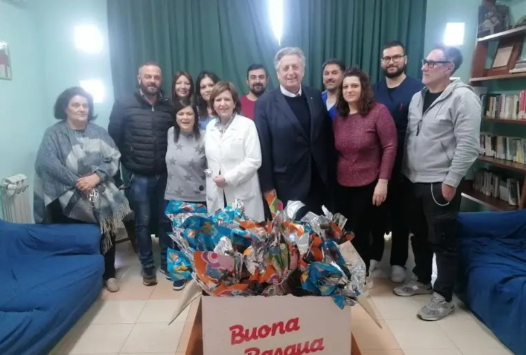 Uova di cioccolato per i pazienti dell’Hospice Via delle stelle di Reggio: il dolce gesto dell’azienda dolciaria di Soriano\n