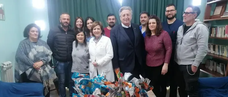 Uova di cioccolato per i pazienti dell’Hospice Via delle stelle di Reggio: il dolce gesto dell’azienda dolciaria di Soriano\n