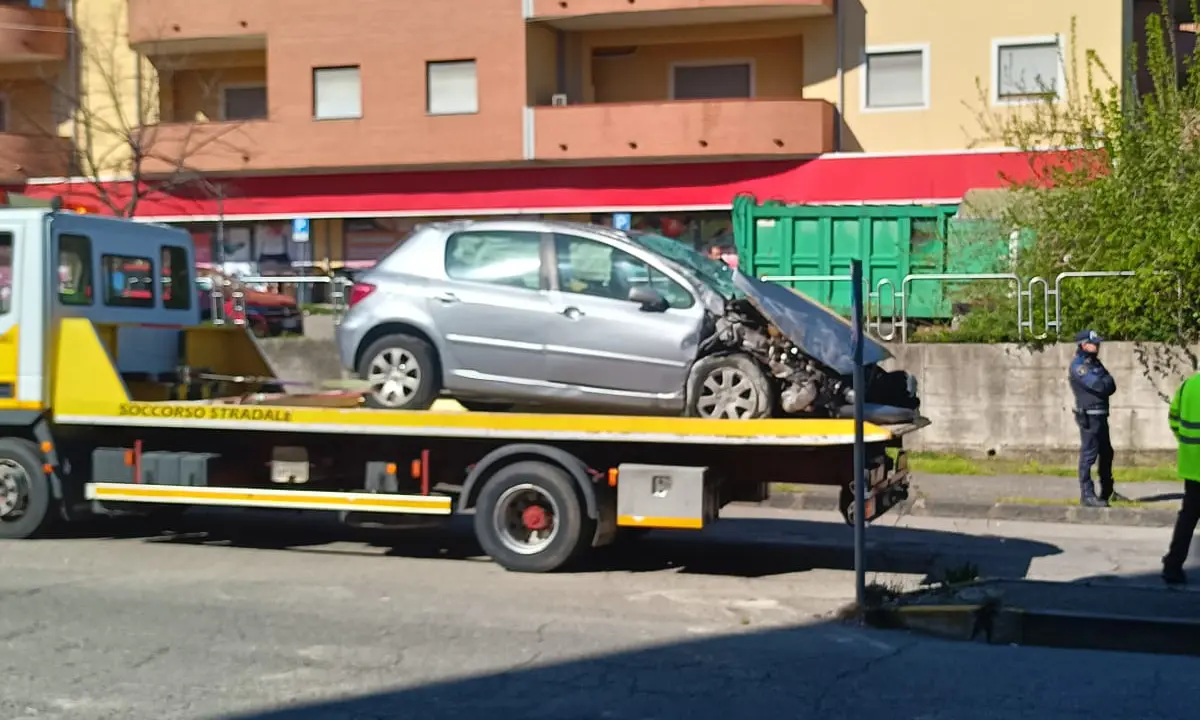 Cosenza, brutto incidente in via Marconi. Un uomo finisce al Pronto soccorrso\n