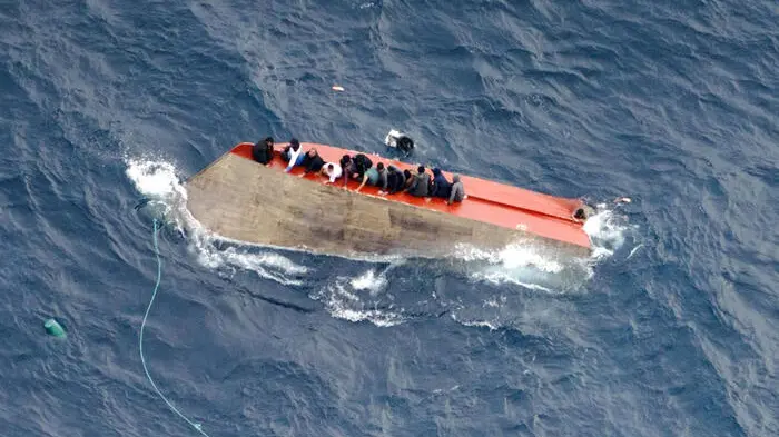 Tragico naufragio nel Mediterraneo: 80 dispersi, 32 superstiti a Lampedusa\n